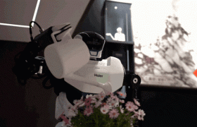 首款鸿蒙人形机器人“管家”现身 浇花晾衣样样在行