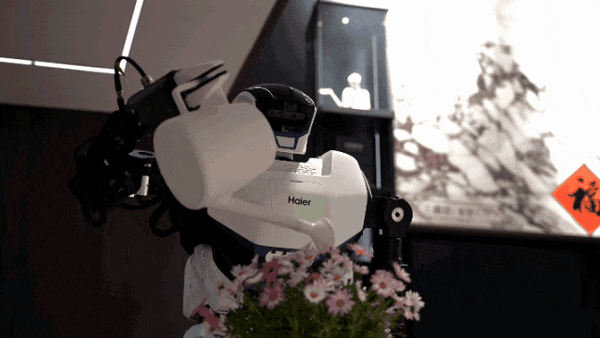 首款鸿蒙人形机器人“管家”现身 浇花晾衣样样在行 前沿资讯 第1张
