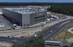 特斯拉德国工厂被指污染水源 近千人抗议扩建